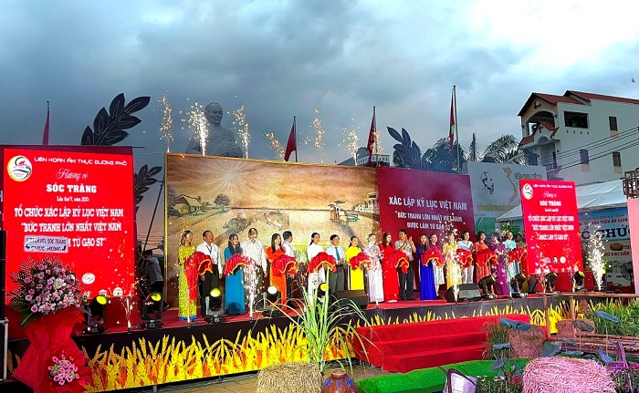Khai mạc Liên hoan ẩm thực đường phố và xác lập Kỷ lục Bức tranh lớn nhất Việt Nam được làm từ gạo ST