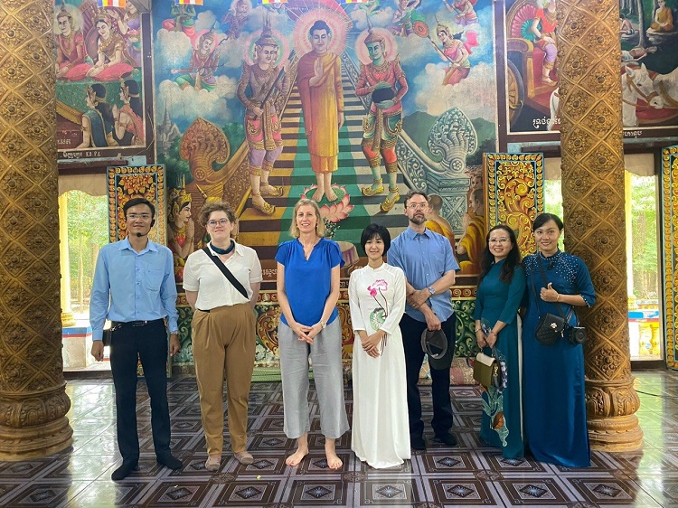 Đoàn Tổng Lãnh sự quán Hoa Kỳ tại Thành phố Hồ Chí Minh  tham quan chùa Mahatup (chùa Dơi)