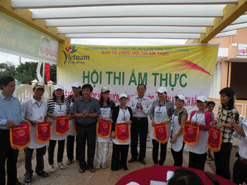 HÀNG CHỤC NGÀN LƯỢT KHÁCH ĐẾN THAM GIA LỄ HỘI SÔNG NƯỚC MIỆT VƯỜN 2012 TẠI CỒN MỸ PHƯỚC, HUYỆN KẾ SÁCH, TỈNH SÓC TRĂNG