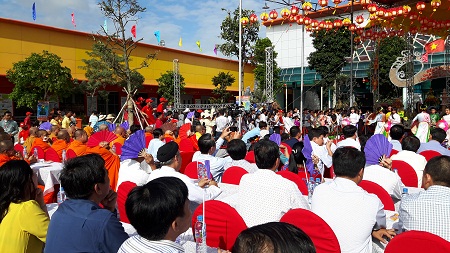 SAU 2 NGÀY ĐÊM CÓ TRÊN 18.000 LƯỢT NGƯỜI ĐẾN CHIÊM BÁI TƯỢNG PHẬT NGỌC HÒA BÌNH THẾ GIỚI TẠI SÓC TRĂNG