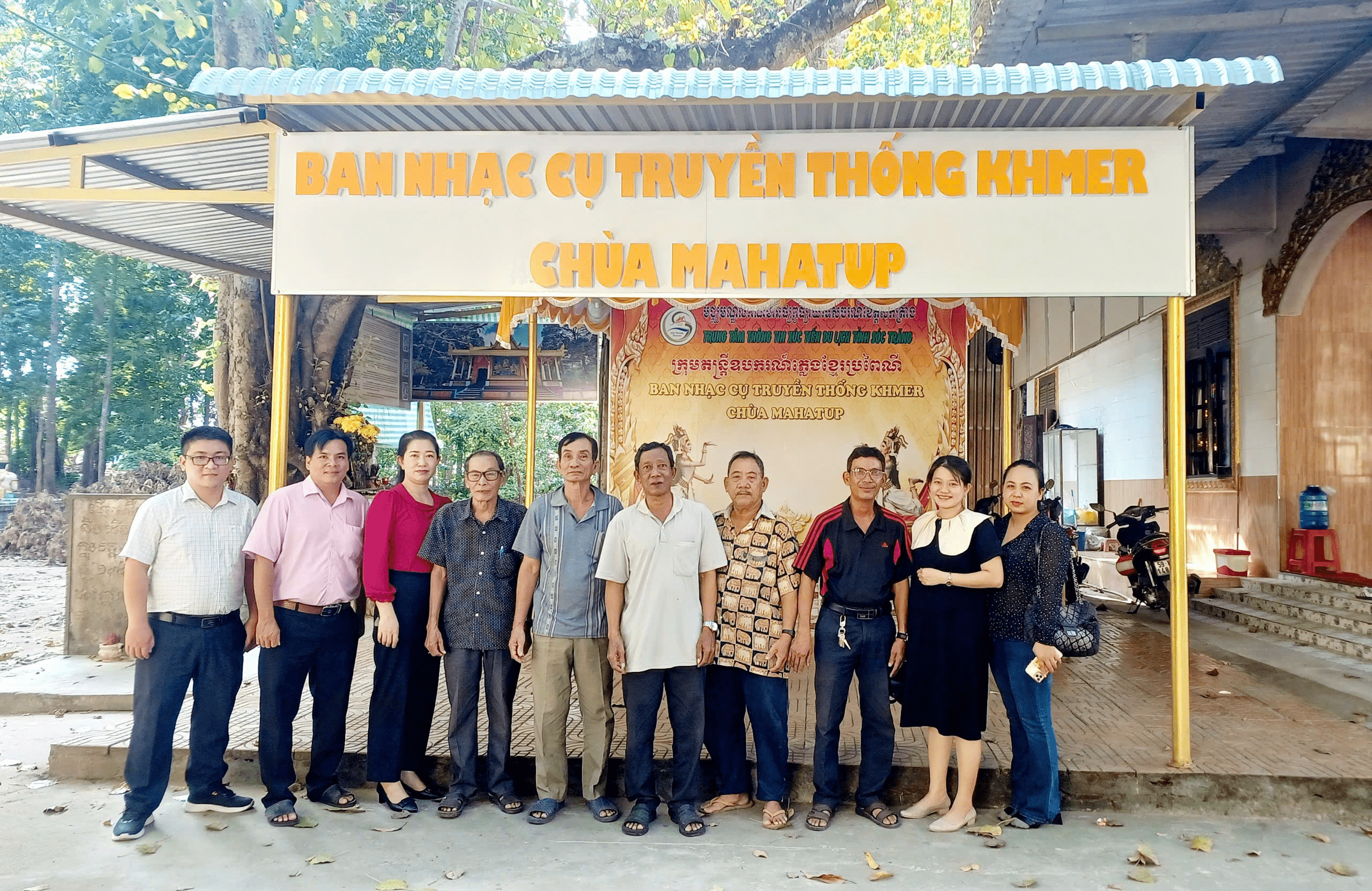 Trang trí khu vực biểu diễn nhạc cổ phục vụ khách du lịch tại chùa Mahatup (chùa Dơi)