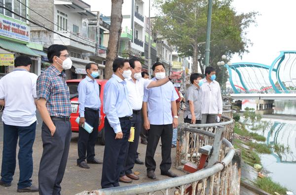 CHỦ TỊCH UBND TỈNH TRẦN VĂN LÂU KHẢO SÁT THỰC TẾ VIỆC CẢI TẠO BỜ KÈ SÔNG MASPERO