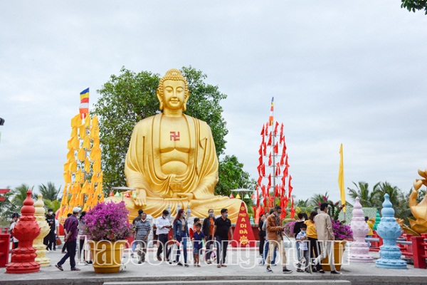 ĐẦU NĂM VIẾNG CHÙA QUAN ÂM LINH ỨNG